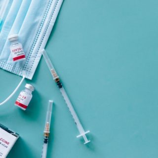 Έρχεται το τέλος για το πρόστιμο των 100 ευρώ στους ανεμβολίαστους άνω των 60