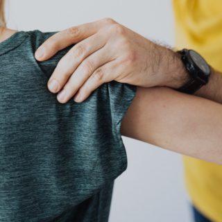 «Εργολάβος με σήκωσε από τον γιακά, με γρονθοκόπησε και μ’ έριξε σε χαντάκι»