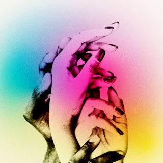 Από τη Σοφία Μπεκατώρου μέχρι τη Marseaux, οι γυναίκες κρατούν η μία το χέρι της άλλης