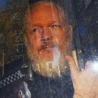 Ο ιδρυτής του WikiLeaks Τζ. Ασάνζ και η σύντροφός του θα παντρευτούν αργότερα σήμερα μέσα στη φυλακή