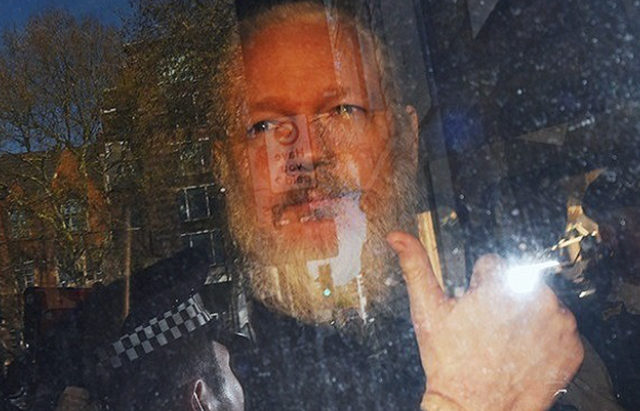 Ο ιδρυτής του WikiLeaks Τζ. Ασάνζ και η σύντροφός του θα παντρευτούν αργότερα σήμερα μέσα στη φυλακή