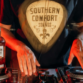 Εσύ ξέρεις γιατί στα μπαρ & τα Live της πόλης φέτος πίνουν όλοι Southern Comfort;