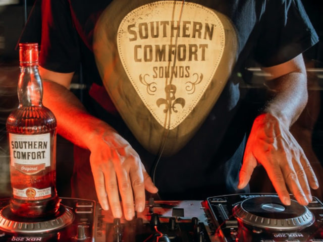 Εσύ ξέρεις γιατί στα μπαρ & τα Live της πόλης φέτος πίνουν όλοι Southern Comfort;