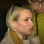 Ρωσία: Η γυναίκα που εισέβαλε στο δελτίο αποκάλυψε λεπτομέρειες από την ανάκρισή της – «Με ανέκριναν επί 14 ώρες, χωρίς ύπνο»