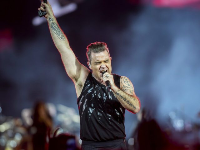 Robbie Williams: Όταν δεν τραγουδά, ζωγραφίζει ασπρόμαυρους πίνακες