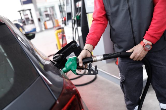 Fuel Pass 2: Στα 80 ευρώ η επιδότηση για τα αυτοκίνητα, στα 60 για τα δίκυκλα