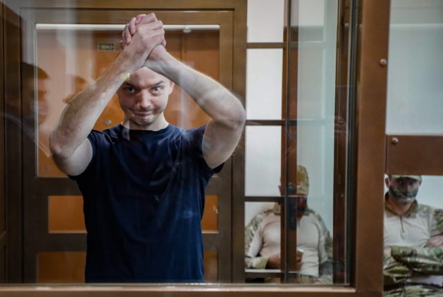 Ο διάσημος ρώσος ερευνητής δημοσιογράφος δικάζεται και μιλά για «ακραίο κυνισμό» της δικαιοσύνης