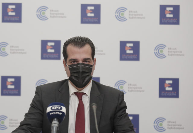 Πλεύρης: Ενδεχομένως να μην καταργηθεί η μάσκα στους εσωτερικούς χώρους