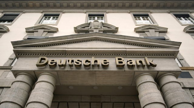 Γερμανία: Έφοδος εισαγγελέων και αστυνομίας στην Deutsche Bank στη Φρανκφούρτη