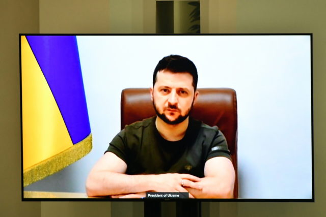 Ζελένσκι: «Η Μόσχα χρησιμοποιεί βόμβες φωσφόρου στην Ουκρανία»