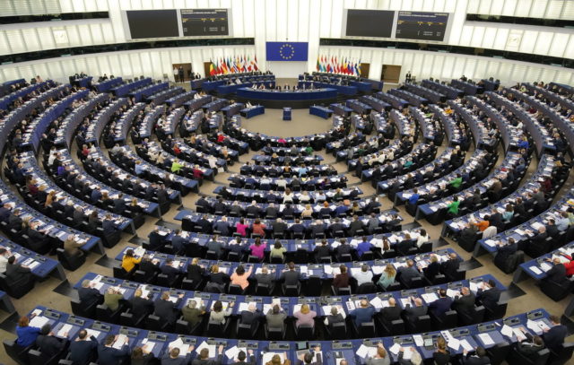 Παρέμβαση της ευρωομάδας του ΣΥΡΙΖΑ στην Κομισιόν με κατεπείγουσα ερώτηση για τη ρήτρα αναπροσαρμογής