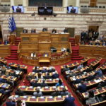 Βουλή- Ομιλία Ζελένσκι: «Να μην αποδεχθούμε να γίνει η Μαριούπολη νέες Θερμοπύλες»