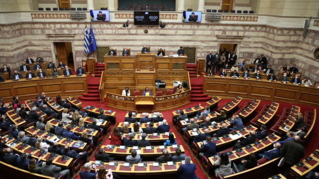 Βουλή- Ομιλία Ζελένσκι: «Να μην αποδεχθούμε να γίνει η Μαριούπολη νέες Θερμοπύλες»