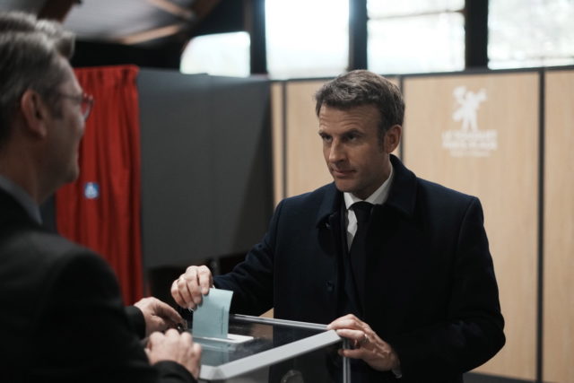 Γαλλικές εκλογές: Ο Εμανουέλ Μακρόν συγκεντρώνει το 27,6% των ψήφων έναντι 23,4% της Μαριν Λεπέν