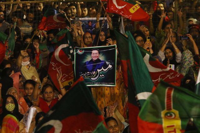 Πακιστάν: Μαζικές διαδηλώσεις ενάντια στην ανατροπή του πρωθυπουργού της χώρας, Ίμραν Χαν