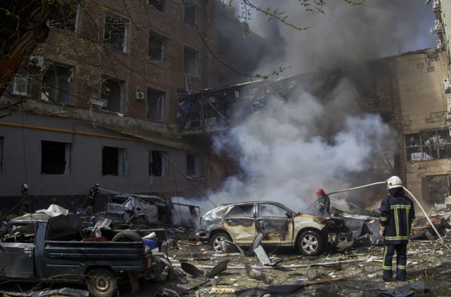 Τουλάχιστον τρεις νεκροί από νέους βομβαρδισμούς στο Χάρκοβο