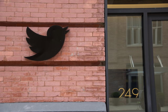 Διάσημοι εγκαταλείπουν το Twitter μετά την εξαγορά του από τον Ίλον Μασκ