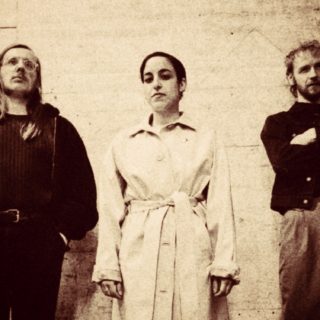 Οι De Ambassade θίγουν σύγχρονα ζητήματα πνιγμένα σε vintage ήχους