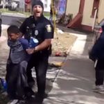 Βίαιη σύλληψη 8χρονου Αφροαμερικανού στις ΗΠΑ επειδή έκλεψε σακουλάκι με πατατάκια [ΒΙΝΤΕΟ]