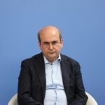 Παρέμβαση Ρουβίκωνα έξω από το σπίτι του Κ. Χατζηδάκη – Του άφησαν και τούρτα Σούπερμαν