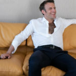 Σε προεκλογικό πυρετό ο Μακρόν: Tο ανοιχτό πουκάμισο και τo δασύτριχο στήθος που έγιναν viral