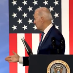 Χειραψία με τον… αέρα έκανε ο Τζο Μπάιντεν μετά το τέλος ομιλίας του [ΒΙΝΤΕΟ]