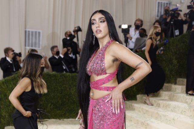 Lourdes Leon: Η κόρη της Μαντόνα ποζάρει για τον οίκο Burberry [ΒΙΝΤΕΟ]