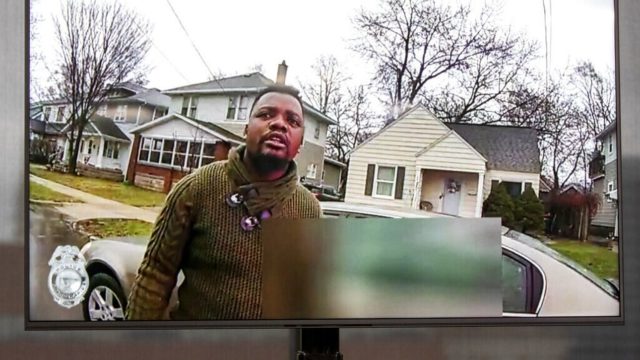 Τη δίωξη του αστυνομικού που σκότωσε τον νεαρό Αφροαμερικανό ζητούν οι γονείς του