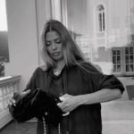 Ρωσίδες influencer καταστρέφουν με κλαδευτήρια τις Chanel τσάντες τους [ΒΙΝΤΕΟ]