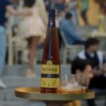 Η νέα καμπάνια του οίκου Metaxa μας συστήνει το METAXA Amber Hour