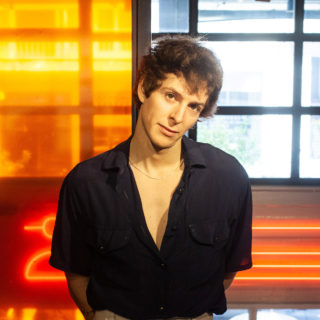 D3lta: «Σε μία λίστα μου στο Spotify μπορεί να βρεις από Olivia Rodrigo μέχρι The Doors»