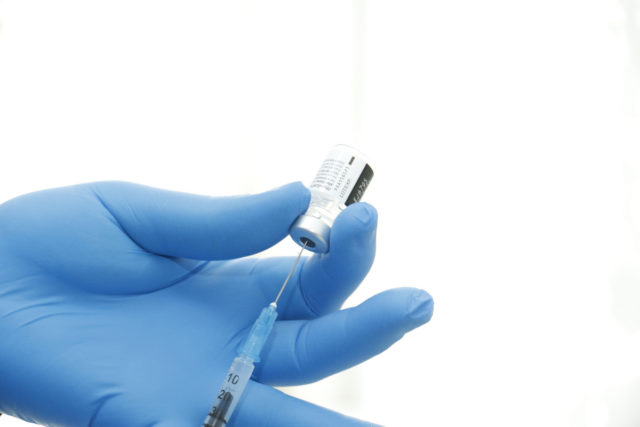 Κορωνοϊός: Ανοίγει το απόγευμα η πλατφόρμα για τα επικαιροποιημένα εμβόλια