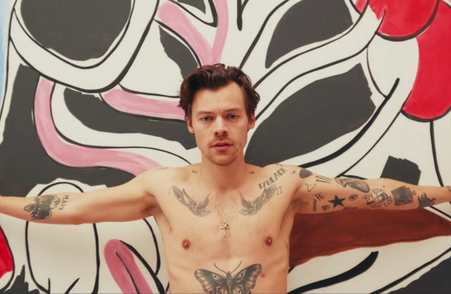 Γυμνός και ευάλωτος ο Harry Styles στο νέο του βίντεο “As It Was”
