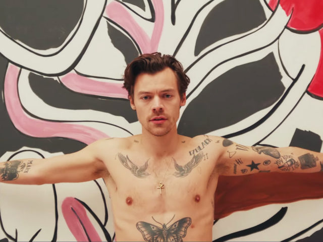 Γυμνός και ευάλωτος ο Harry Styles στο νέο του βίντεο “As It Was”