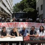 Συνέντευξη Τύπου από φοιτητές του ΑΠΘ, μπροστά από τις αστυνομικές δυνάμεις