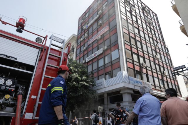 Υπό μερικό έλεγχο τέθηκε η φωτιά στο Βιοτεχνικό Επιμελητηρίο Θεσσαλονίκης – Εννέα άτομα στο νοσοκομείο