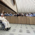 Σε αναπηρικό αμαξίδιο εμφανίστηκε για πρώτη φορά δημοσίως ο πάπας Φραγκίσκος