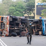 Χάος στη Σρι Λάνκα: Ο στρατός είχε λάβει εντολή από χθες να πυροβολεί για να διαλύει τις διαδηλώσεις