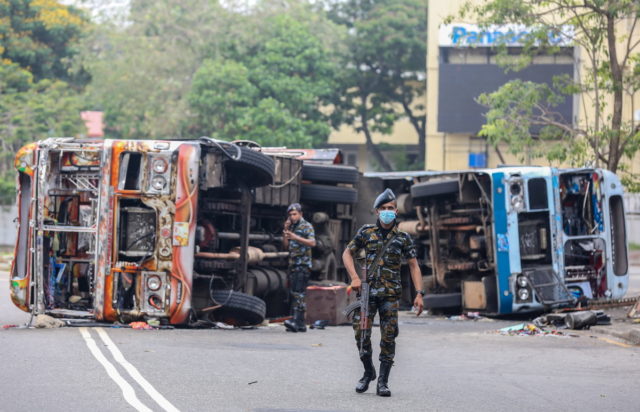 Χάος στη Σρι Λάνκα: Ο στρατός είχε λάβει εντολή από χθες να πυροβολεί για να διαλύει τις διαδηλώσεις