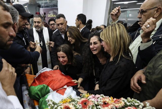 Οι Παλαιστίνιοι αποτίουν ύστατο φόρο τιμής στη δολοφονημένη δημοσιογράφο Σιρίν Αμπού Άκλεχ