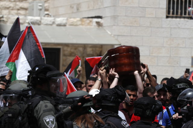 Οι επίσκοποι των Άγιων Τόπων κατηγορούν τον ισραηλινό στρατό για έλλειψη σεβασμού στην κηδεία της Σιρίν Αμπού Άκλεχ