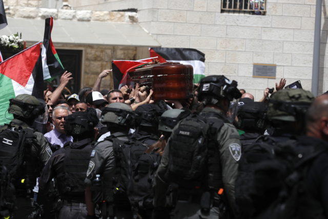 Ισραηλινοί αστυνομικοί επιτίθενται στο πλήθος κατά την έξοδο του φερέτρου της Παλαιστίνιας δημοσιογράφου από το νοσοκομείο [ΒΙΝΤΕΟ]