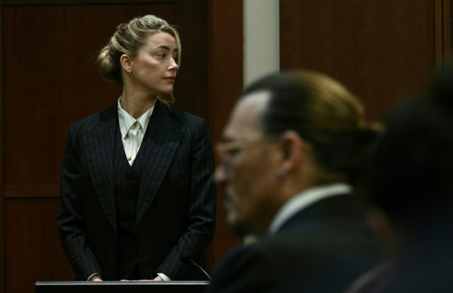 «Depp v. Heard»: Κυκλοφόρησε το τρέιλερ από το ντοκιμαντέρ του Netflix για τη δίκη Τζόνι Ντεπ-Αμπερ Χερντ