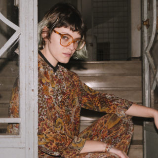 Η Daphne Lz είναι ένα κορίτσι που νιώθει rock star