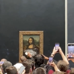 Λούβρο: Άνδρας μεταμφιεσμένος σε ηλικιωμένη γυναίκα πέταξε τούρτα στη Μόνα Λίζα [ΒΙΝΤΕΟ]
