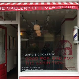 Ο Jarvis Cocker αποφάσισε να καθαρίσει τη σοφίτα του σπιτιού του, να γραψει ένα βιβλίο και να εκθέσει τα ευρήματα