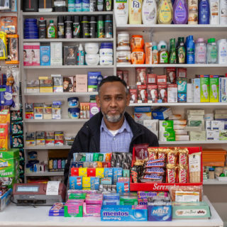 Στα πολύχρωμα μαγαζιά της πολυπολιτισμικής Κυψέλης