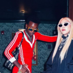 O γιος της Μαντόνα παρακολούθησε αγώνα μποξ με τη μητέρα του, φορώντας ένα κόκκινο φόρεμα