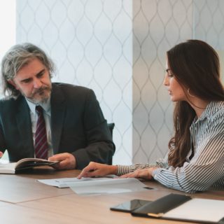 Μετά το mansplaining, ήρθε το hepeating: Τι άλλο μας κληροδοτεί η τοξική κουλτούρα;