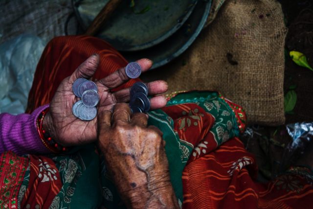 Oxfam: «Επείγουσα» ανάγκη η φορολόγηση των πλουσιότερων για την ανακούφιση των φτωχότερων